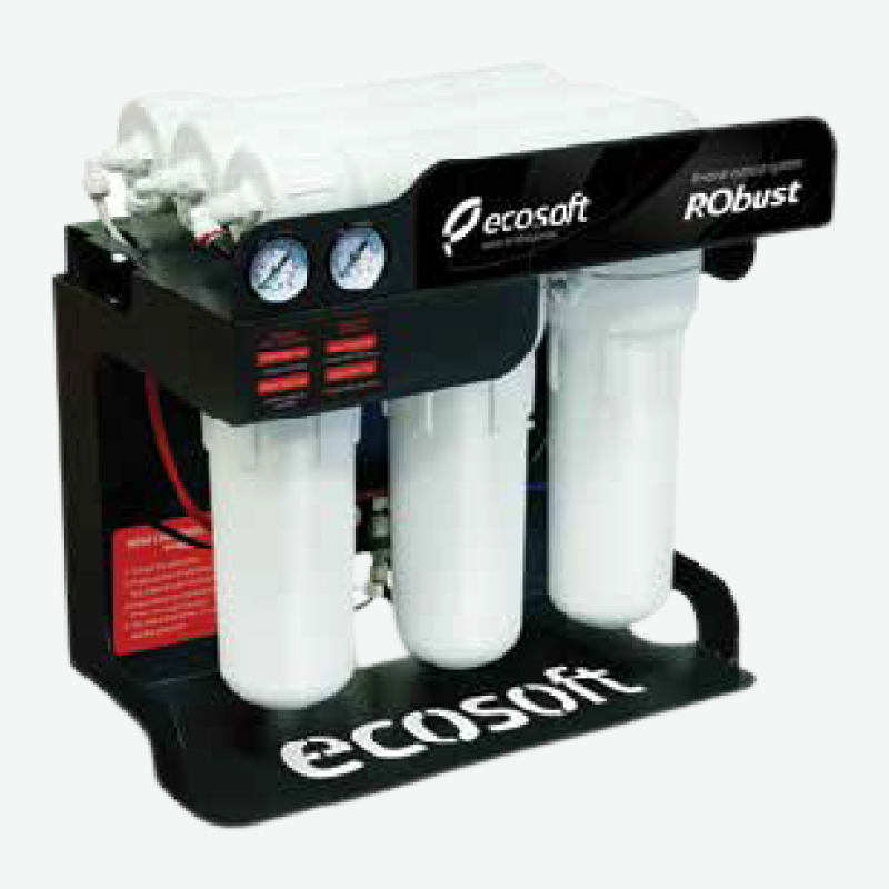 Ett robust vattenreningssystem från Pecosoft med tre klara filter, tryckmätare och en svart hölje.