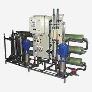 Industriellt vattenfiltreringssystem med flera filter, rör och övervakningsutrustning monterade på en metallram.