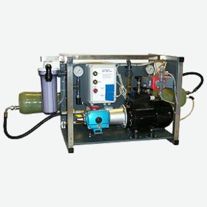 Industriellt vattenfiltreringssystem med olika pumpar, mätare och cylindrar på en metallram.