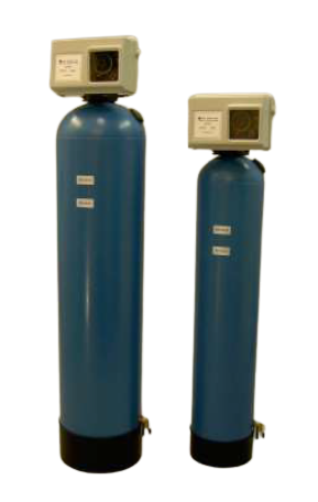 Två stora blå vattenavhärdare tankar med digitala styrenheter på toppen, isolerade på en transparent bakgrund.
